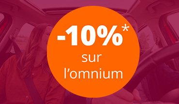 Couple chez un concessionnaire examinant une voiture neuve