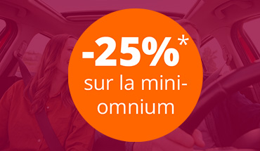 Homme lavant une voiture blanche avec une éponge
